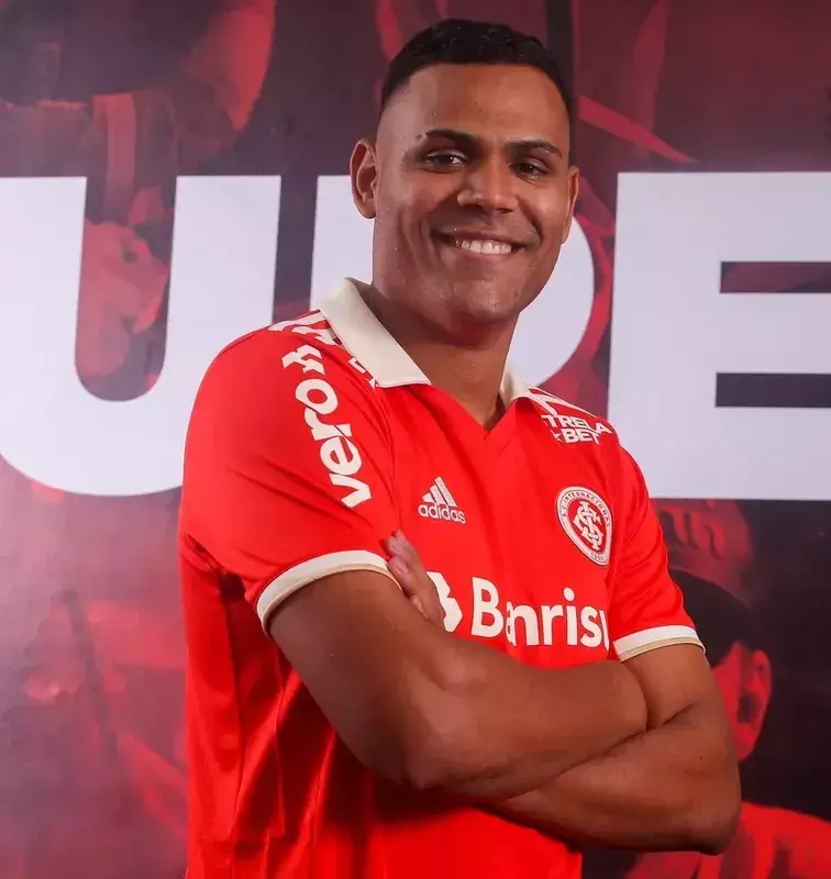 Internacional contratou o atacante Mikael