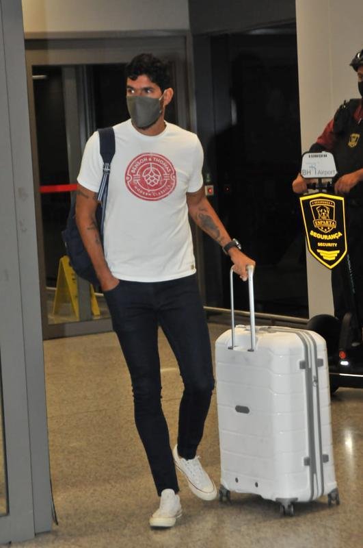 Atacante uruguaio Loco Abreu, de 44 anos, que vai defender o Athletic de So Joo del-Rei no Campeonato Mineiro 2021, chegou a Belo Horizonte nesta segunda-feira. Ele foi recebido por dirigentes do clube e disse que clube deve desfrutar a volta  elite do futebol de Minas Gerais.