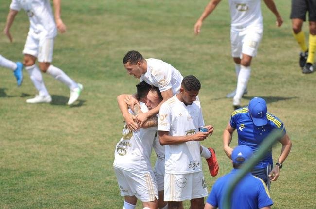 Cruzeiro e Ponte Preta se enfrentaram numa manh de forte calor em Sete Lagoas