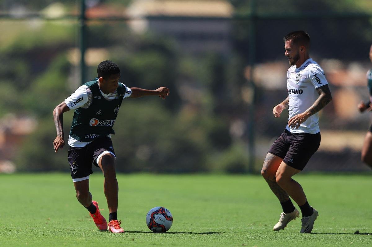 Fotos do coletivo entre profissionais e sub-20 do Atltico