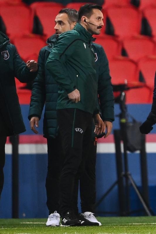 Jogadores de PSG e Basaksehir abandonam jogo aps acusao de ofensa racista 