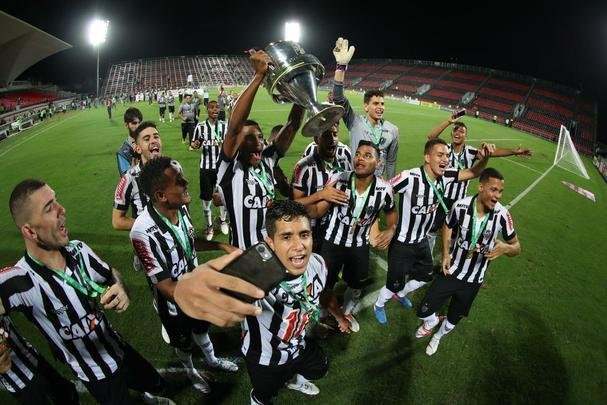 Galinho faz a festa no Rio de Janeiro depois de bater o Flamengo nos pnaltis