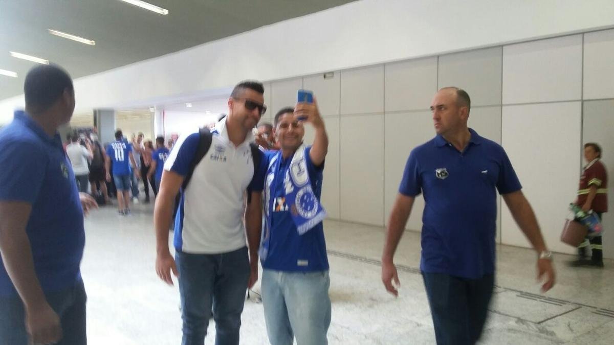 Jogadores do Cruzeiro embarcam, com o apoio da torcida