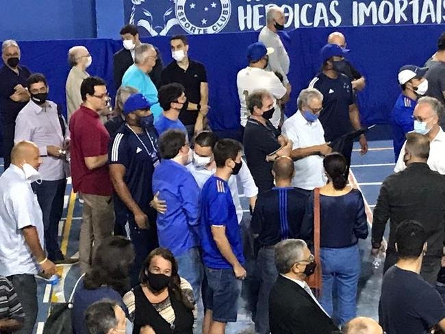 Conselheiros e associados do Cruzeiro durante votao de mudana do Estatuto do clube. Assembleia geral autorizou venda de at 90% das aes da SAF para investidores. Houve festa dos cruzeirenses no Parque Esportivo do Barro Preto, em BH, devido  possibilidade de chegada de recursos para tornar o futebol mais competitivo a partir de 2022.