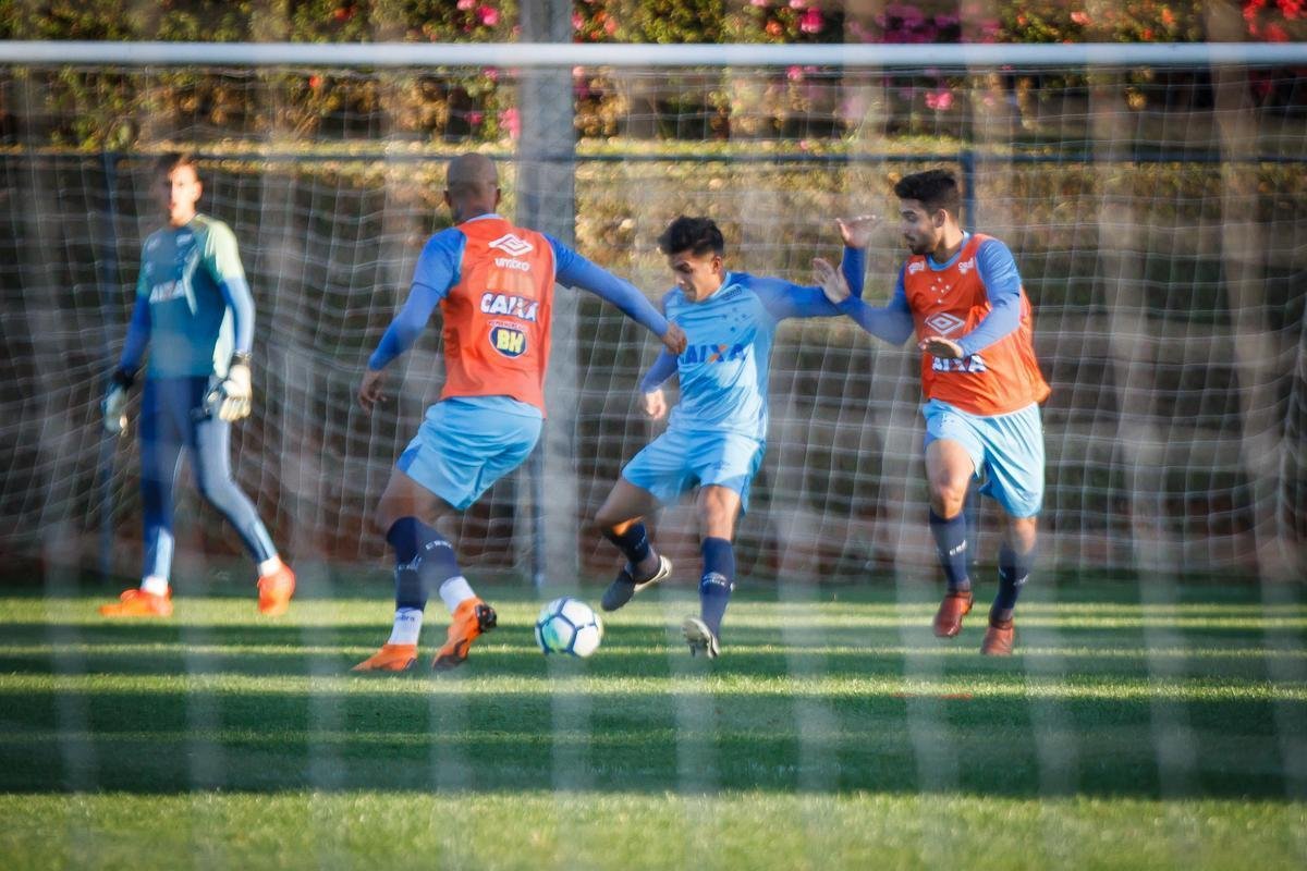 Depois de vencer o Amrica por 3 a 1 no Mineiro, o Cruzeiro se reapresentou na tarde desta sexta-feira, na Toca da Raposa II. Como de praxe, os titulares realizaram treinamento regenerativos na academia. J os reservas estiveram em campo para atividade tcnica sob orientao de Mano Menezes. O treinador, inclusive, passou a maior parte do trabalho em conversa reservada com o vice-presidente de futebol Itair Machado. O prximo compromisso do clube  contra o Atltico-PR, no domingo, s 19h, no Gigante da Pampulha. 