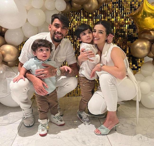 Lucas Paquet�, do West Ham, com a fam�lia