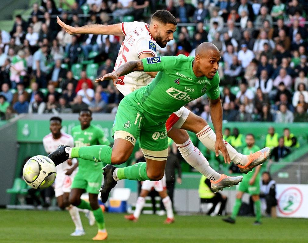 Aos 31 anos, o lateral-esquerdo est livre no mercado depois de rescindir seu contrato com o clube francs. No Saint-tienne desde 2017, ele disputou 83 jogos e marcou dois gols. Sua ltima partida oficial foi em 7 de novembro de 2022, portanto h trs meses. 