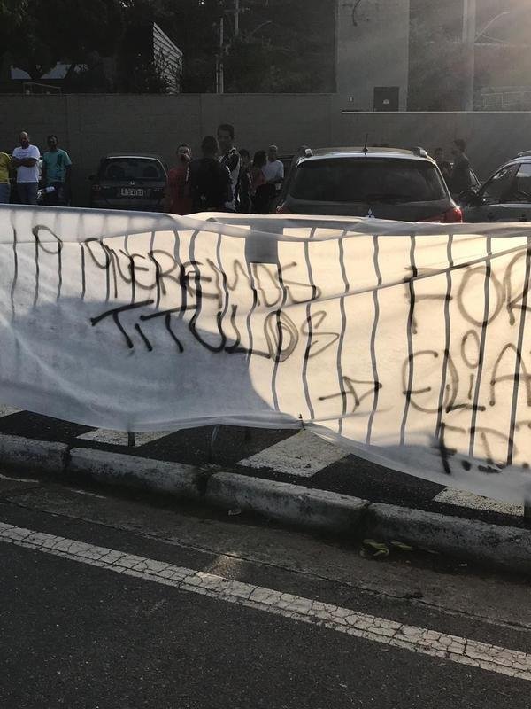 Torcedores do Atltico fazem protesto na Cidade do Galo