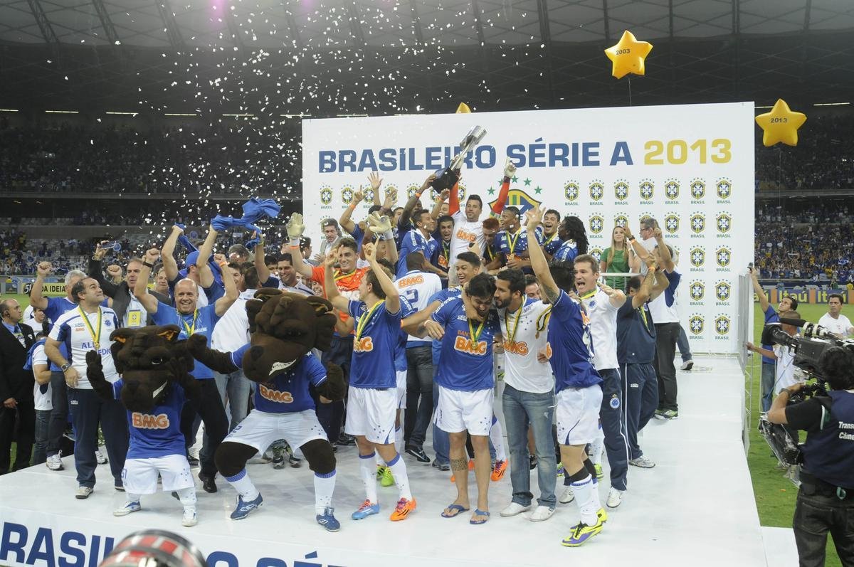 2013 - Cruzeiro era o lder, com 50 pontos, oito a mais que o Botafogo. Time mineiro foi campeo, com 76 pontos.