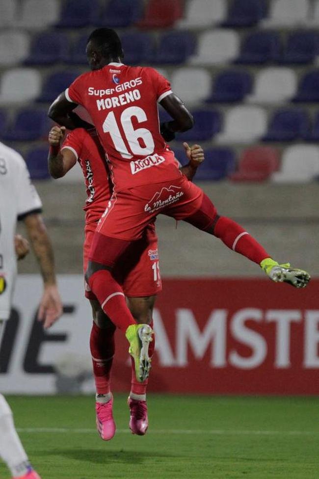 Jogo entre Amrica de Cli e Atltico, em Barranquilla, pela Copa Libertadores, teve diversas paralisaes devido aos efeitos do gs de pimenta nos atletas. Protestos do lado de fora do estdio, contra o governo, tiveram consequncias no gramado. 