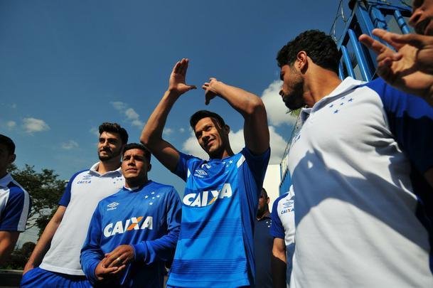 Antes do ltimo treinamento visando ao jogo contra o Grmio, os jogadores do Cruzeiro receberam apoio de torcedores na porta da Toca da Raposa II. O capito Henrique foi o porta-voz do elenco com os cruzeirenses. Alm dele, participaram da reunio o zagueiro Leo, o goleiro Rafael, o meia Robinho, o volante Lucas Romero e o meia Thiago Neves.