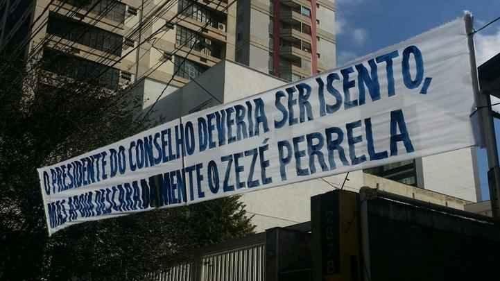 Faixas críticas ao conselho do Cruzeiro no Barro Preto