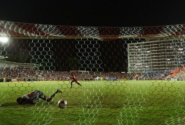 Depois de ter convertido as últimas quatro cobranças, Matheus Carvalho foi para a bola. E fez a história, recolocando o Náutico na Série B. A maior de todas as Batalhas dos Aflitos foi escrita no dia oito de setembro de 2019.