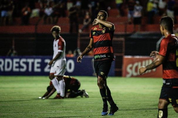 O Sport abriu o placar no primeiro tempo com Elton, escolhido pelo técnico Guto Ferreira como titular para a partida.