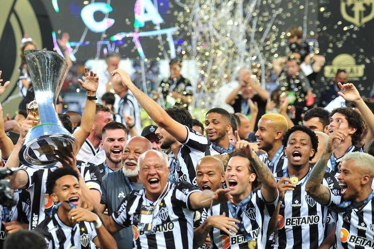 Atltico ergue a taa de campeo brasileiro e d a volta olmpica diante da torcida alvinegra, no Mineiro