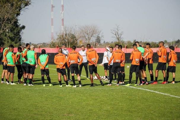 Nesta quarta-feira, Atlético treinou no centro de treinamento do Newell's Old Boys, em Rosário, visando à partida de ida da semifinal da Copa Sul-Americana, diante do Colón. O duelo será nesta quinta-feira, às 21h30, em Santa Fé, na Argentina.