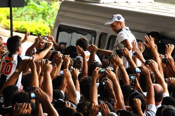 Diego Tardelli nos braos da torcida do Atltico, na chegada a Confins.
Atacante assinar contrato de quatro anos com o clube