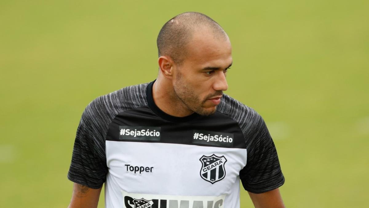 O atacante Roger, de 35 anos, rescindiu seu contrato com o Operrio-RN em outubro para 'repensar a carreira'. No assinou com nenhum clube desde ento.