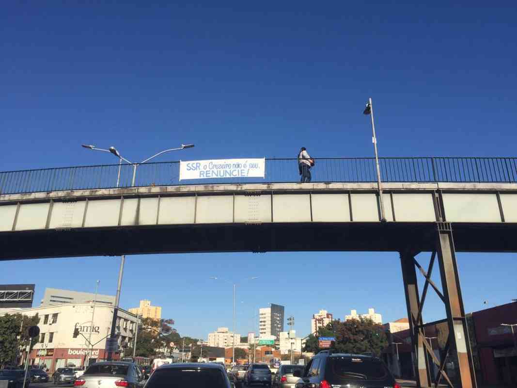 Faixas pedem a saída do presidente do Cruzeiro