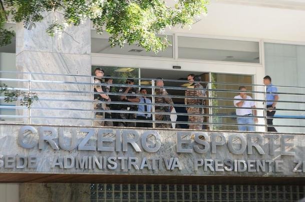 Fotos do protesto da torcida organizada Máfia Azul em frente à sede administrativa do Cruzeiro