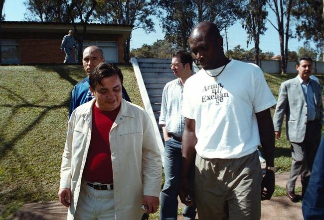 Fotos da apresenta��o do meia colombiano Freddy Rinc�n no Cruzeiro, em 6 de julho de 2001, na Toca da Raposa I. Ex-jogador morreu aos 55 anos nesta quarta-feira (13/4/2022), em Cali, em consequ�ncia de um acidente de carro.