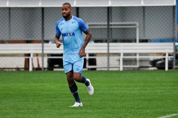 Cruzeiro treinou na tarde desta segunda-feira, na Toca da Raposa II, e embarcou para Buenos Aires horas depois. Na quarta, time enfrenta o Boca Juniors, na Bombonera, pela Copa Libertadores. O meia Arrascaeta, com dores na coxa esquerda, no viajou com a delegao. Tambm ficaram em Belo Horizonte o meia Mancuello e o atacante Sass.