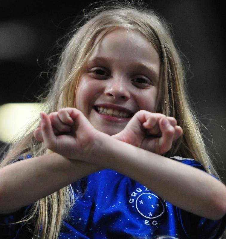 Alcia Reis, de 8 anos, em festa na torcida do Cruzeiro durante o empate por 1 a 1 com o Ituano, no Mineiro, pela Srie B de 2022