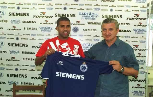 Apresentação do novo jogador de futebol do Cruzeiro, Leandro (e) acompanhado do Diretor de Futebol do Cruzeiro, Eduardo Maluf, na Toca da Raposa II, em Belo Horizonte. A diretoria do Cruzeiro acertou junto ao Porto, de Portugal, a volta de Leandro. O Cruzeiro vai pagar 600 mil euros (cerca de R$ 1,8 milhao) por 25% dos direitos do atleta. No período de 1 ano, terá direito de adquirir mais 25%, mas os portugueses podem também recebê-lo de volta, dentro das cláusulas registradas no contrato de venda. Ele assina por 2 anos