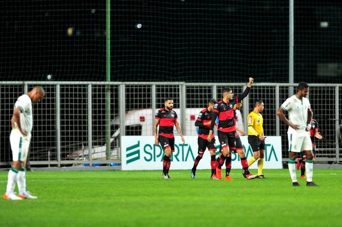 Fotos de mais uma derrota do Amrica na Srie B; Coelho foi superado no Independncia pelo Atltico-GO, por 1 a 0. Gol do rubro-negro goiano foi de Jorginho