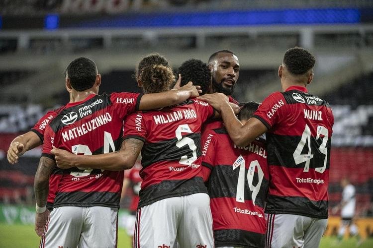 Flamengo - eliminou o Coritiba com placar agregado de 3 a 0