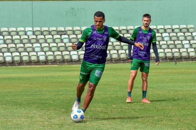 Fotos do treino do Amrica nesta sexta-feira (19), no CT Lanna Drumond, antes de viajar ao Rio de Janeiro para enfrentar o Fluminense
