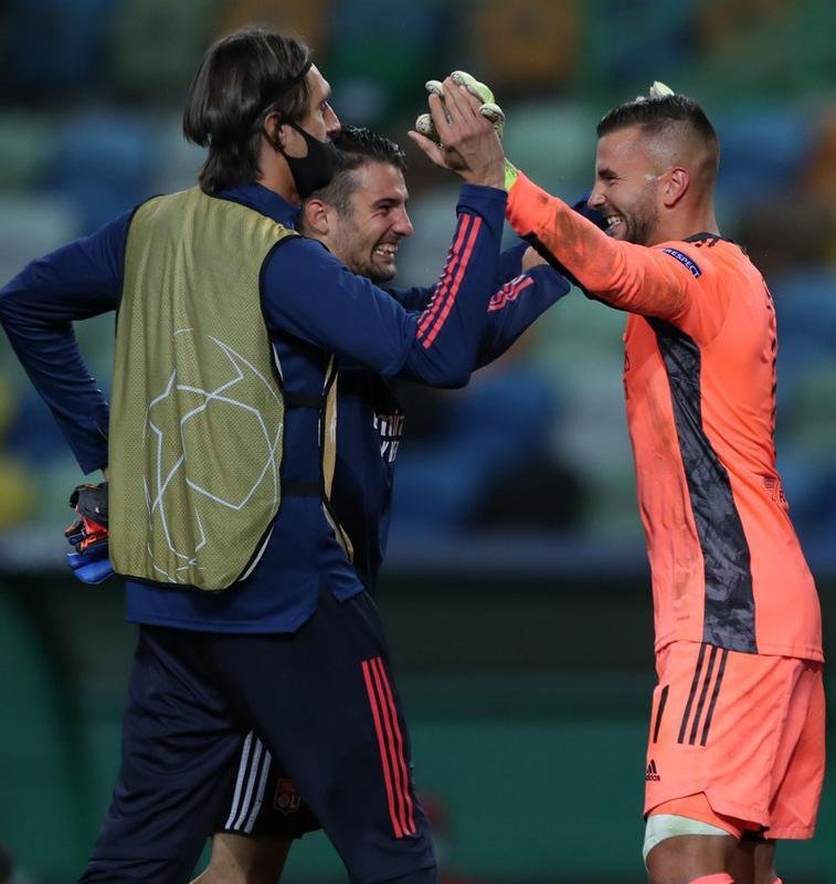 Jogadores do Lyon comemoram classificao, enquanto atletas do City so consolados em campo