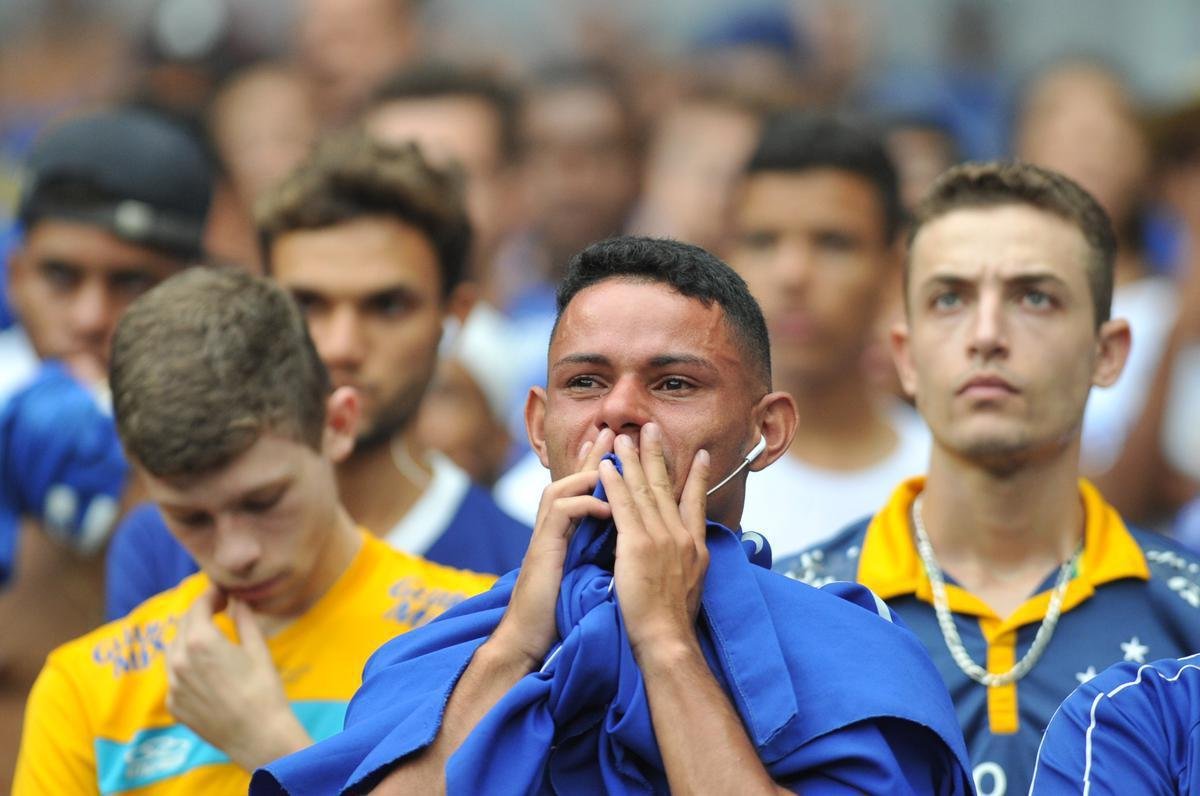 08/12/2019 - sem conseguir reagir dentro de campo, o Cruzeiro chegou na ltima rodada do Brasileiro precisando vencer o Palmeiras no Mineiro e torcendo por uma derrota do Cear, adversrio direto contra o descenso, que enfrentou o Botafogo no Rio de Janeiro. Nada feito. Nenhum dos resultados aconteceu, e o time celeste acabou rebaixado  Srie B pela primeira vez em sua histria quase centenria. Depois da derrota por 2 a 0 para o Palmeiras, a revolta tomou conta, e o Gigante da Pampulha virou verdadeira praa de guerra. 