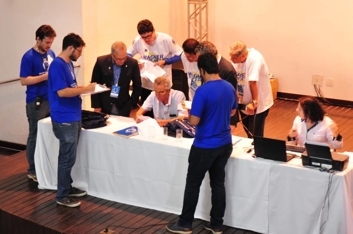 Wagner Pires de S venceu eleio com 235 votos e  o novo presidente do Cruzeiro. Ele comendar o clube no trinio 2018, 2019 e 2020. Srgio Santos Rodrigues, apoiado por Zez Perrella, ficou com 200 votos no pleito.