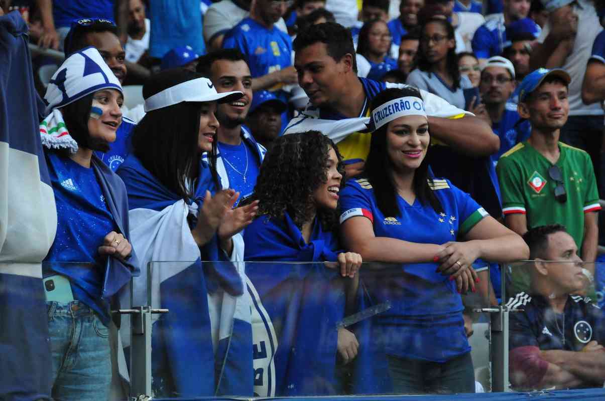 Torcedores do Cruzeiro personalizam Kombi para ir aos jogos; confira