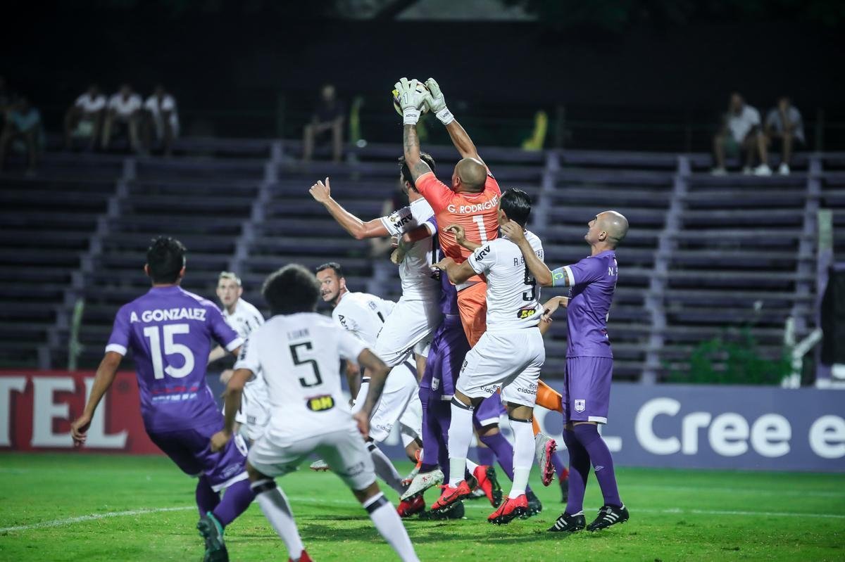 Imagens da partida entre Defensor e Atltico, em Montevidu, pela Libertadores