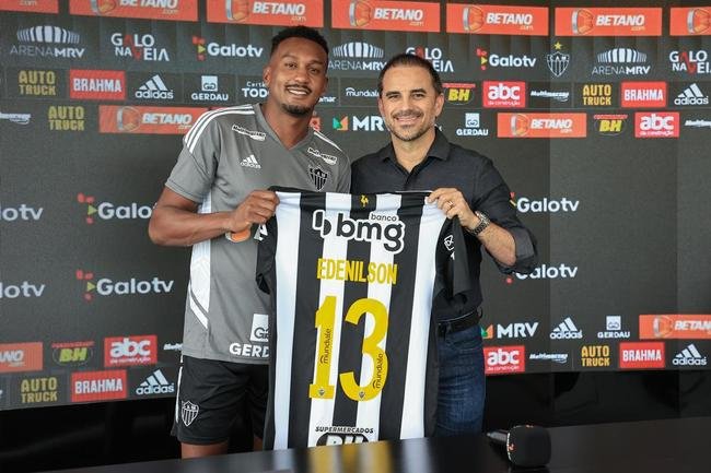Edenilson foi apresentado pelo Atltico nesta tera-feira (3/1), ao lado do diretor de futebol do clube, Rodrigo Caetano