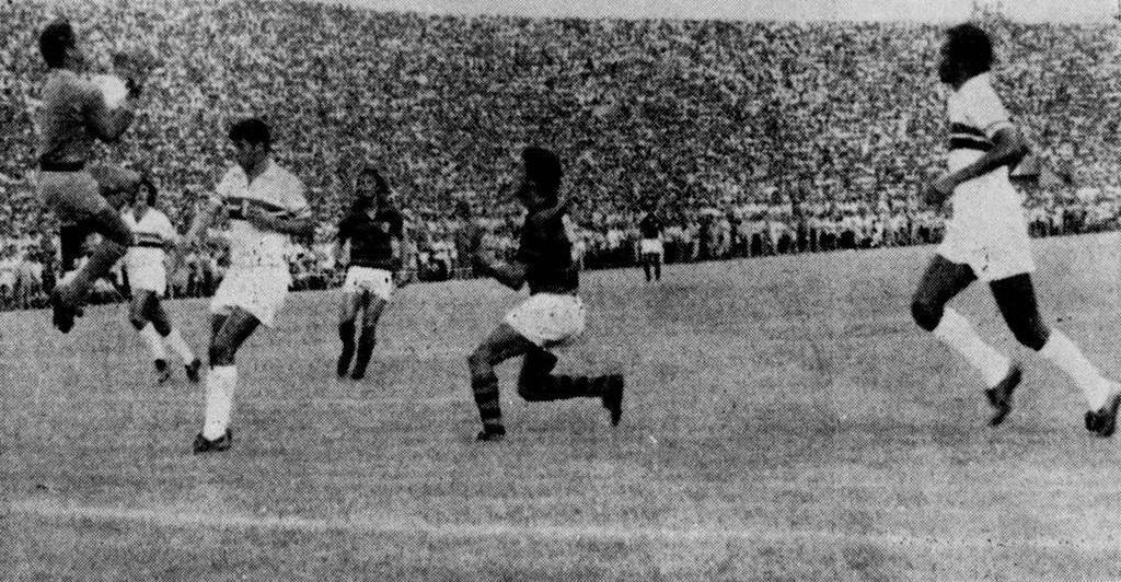 Goleiro Detinho sai da meta para realizar uma defesa em cruzamento. Ao fundo, arquibancadas lotadas do Arruda.