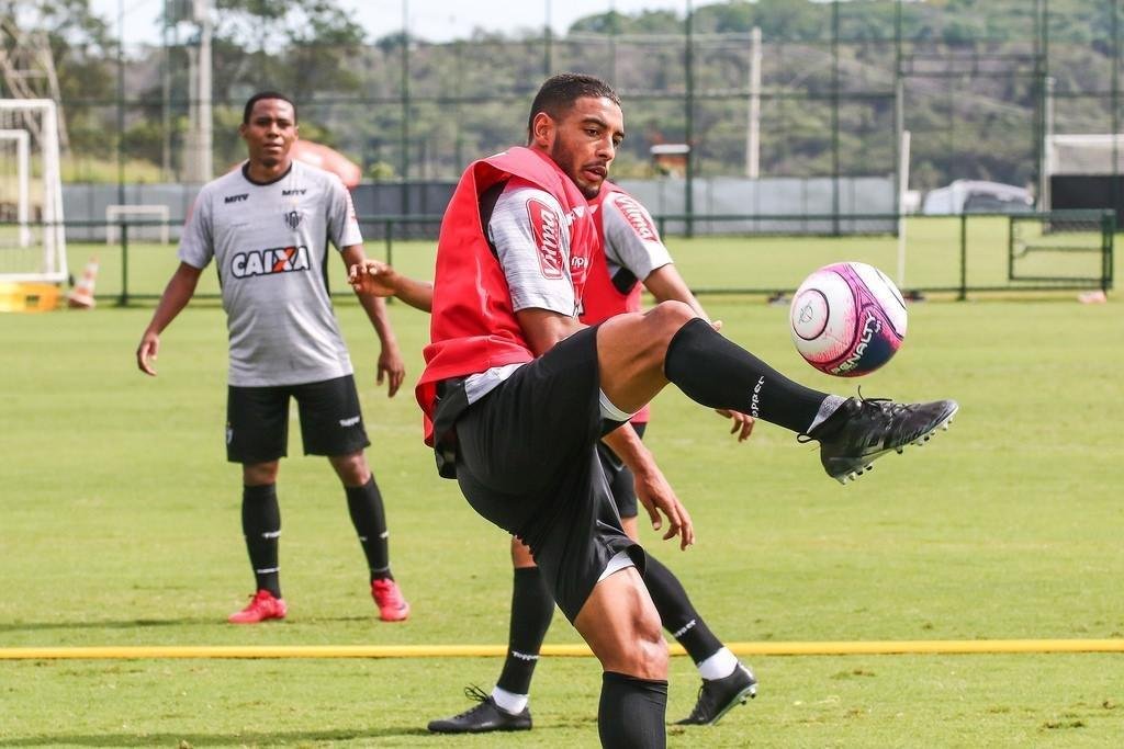 Imagens do treino coletivo comandado por Oswaldo de Oliveira