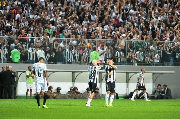 Galo deslanchou no segundo tempo com gols de Fbio Santos, de pnalti, e Vinicius