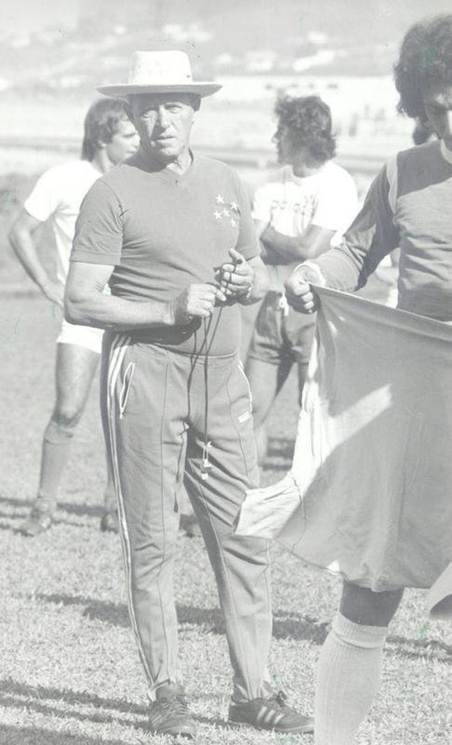 Zez Moreira comandou o Cruzeiro em 132 jogos, entre 1975 a 1977. O treinador foi campeo da Copa Libertadores de 1976.