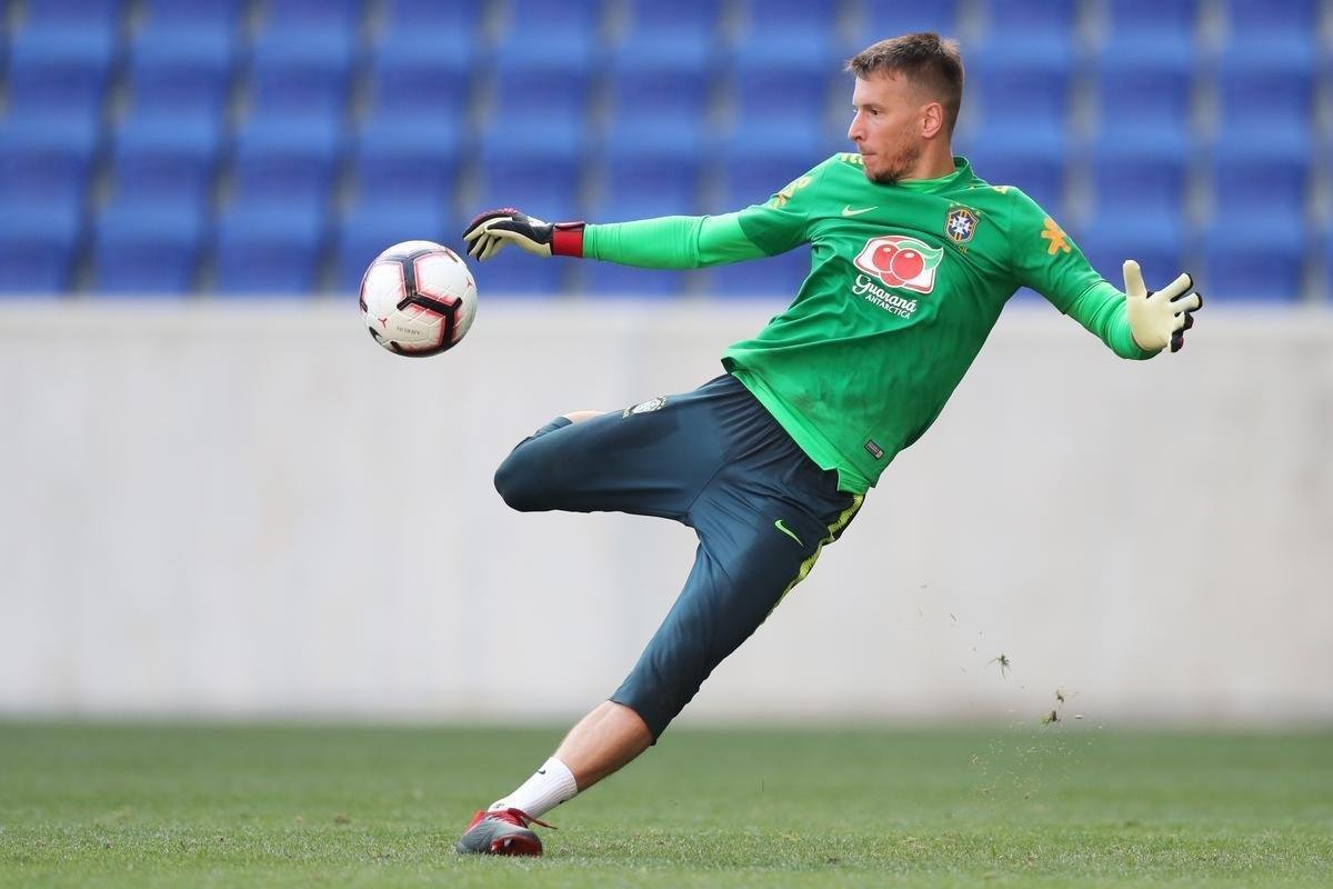 Veja imagens do treino da Seleção Brasileira, com Dedé em campo