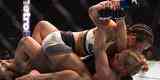 Miesha Tate finaliza Holly Holm com mata-leo, no quinto round, e conquista cinturo peso galo