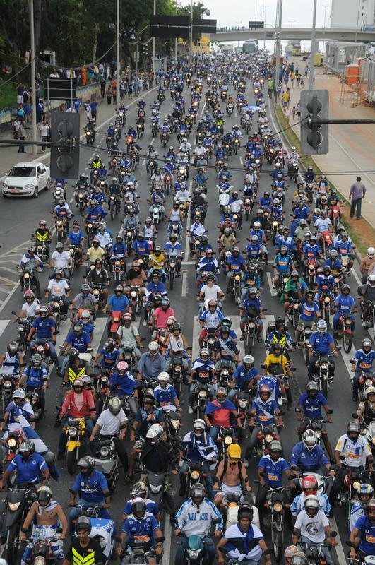 Depois de vencer o Vitria por 3 a 1 no Barrado, em Salvador, na noite de 13 de novembro de 2013, e confirmar o tricampeonato brasileiro, o Cruzeiro desembarcou em Confins numa quinta-feira e foi recebido por milhares de pessoas nas ruas de Belo Horizonte. O elenco desfilou em carro pela Avenida Antnio Carlos, pela Avenida Afonso Pena, no Centro, e foi em direo  sede do Barro Preto. Esta, sem dvida, foi a festa que envolveu o maior nmero de pessoas na capital mineira.