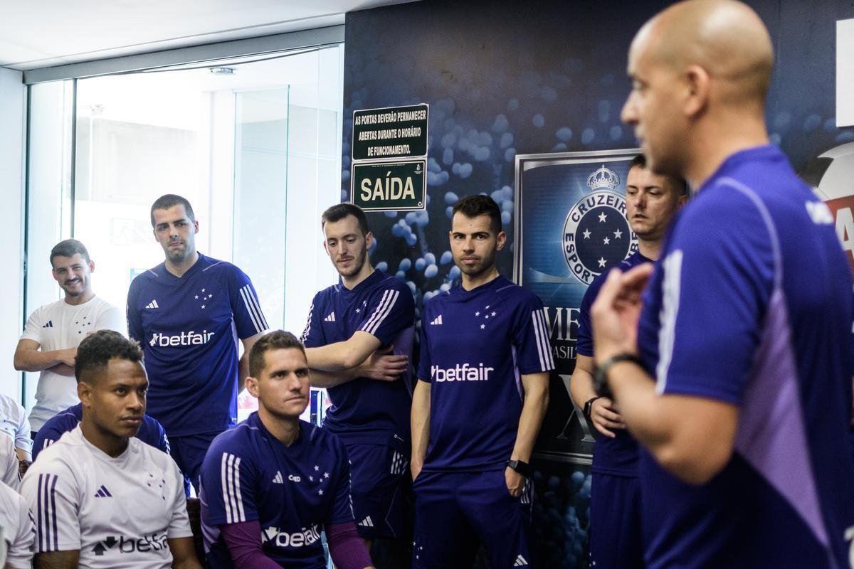 Fotos do primeiro treino do tcnico portugus Pepa no Cruzeiro