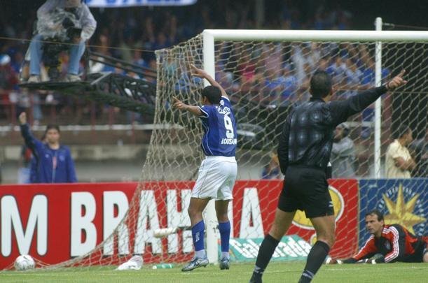 Com o ttulo brasileiro confirmado, o Cruzeiro fez no dia 7 de dezembro de 2003 o jogo da taa e das faixas contra o Fluminense, no Mineiro. Com show de Alex, autor de dois gols, o time celeste goleou os cariocas por 5 a 2 e promoveu nova festa da torcida azul em Belo Horizonte. Jogadores finalmente ergueram a taa oficial do Campeonato Brasileiro, cedida pela CBF, e deram a volta olmpica. Os campees brasileiros de 1966 tambm participaram das comemoraes no Gigante da Pampulha.