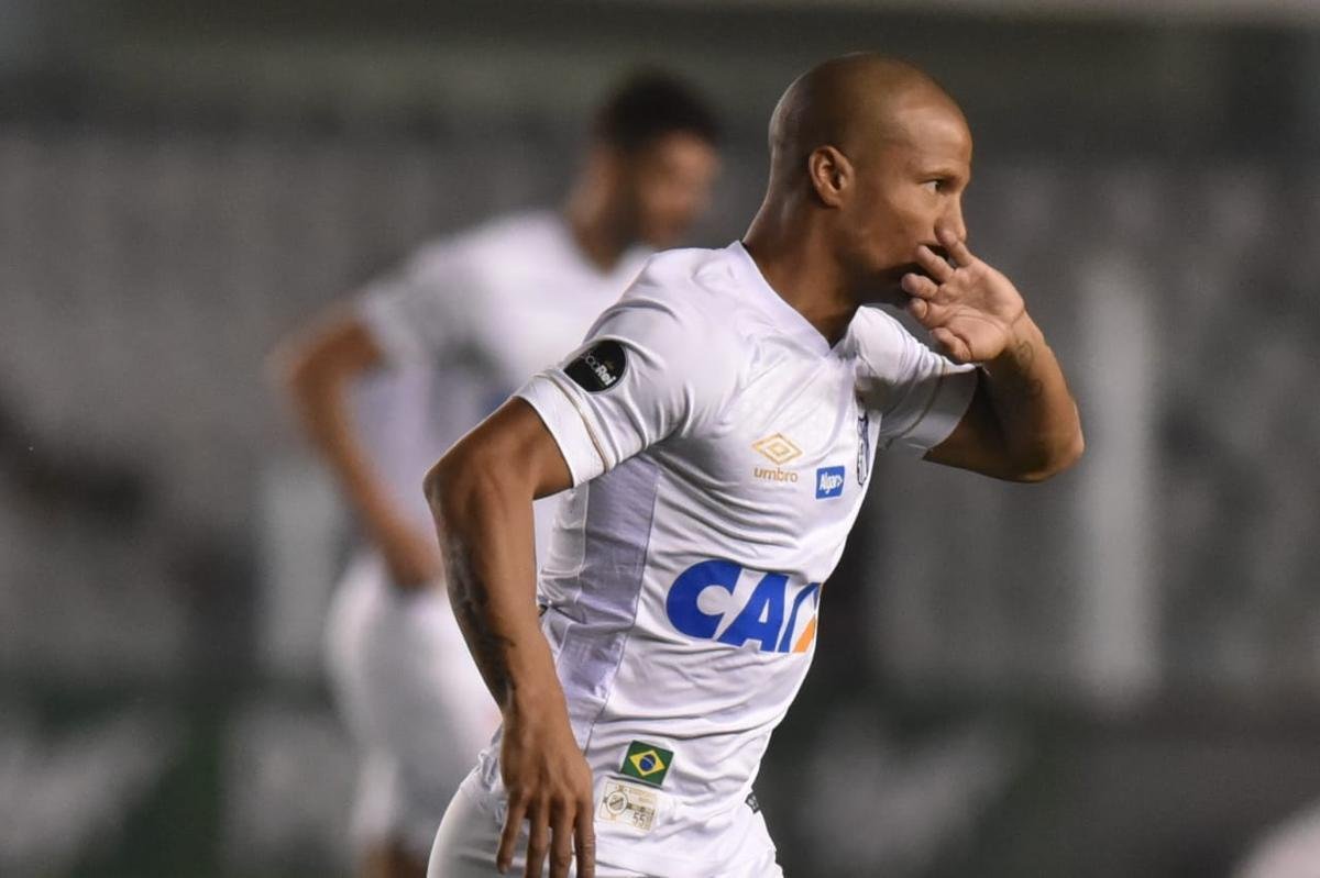 Na Vila Belmiro, Atltico  derrotado pelo Santos por 3 a 2, pela 37 rodada do Campeonato Brasileiro 