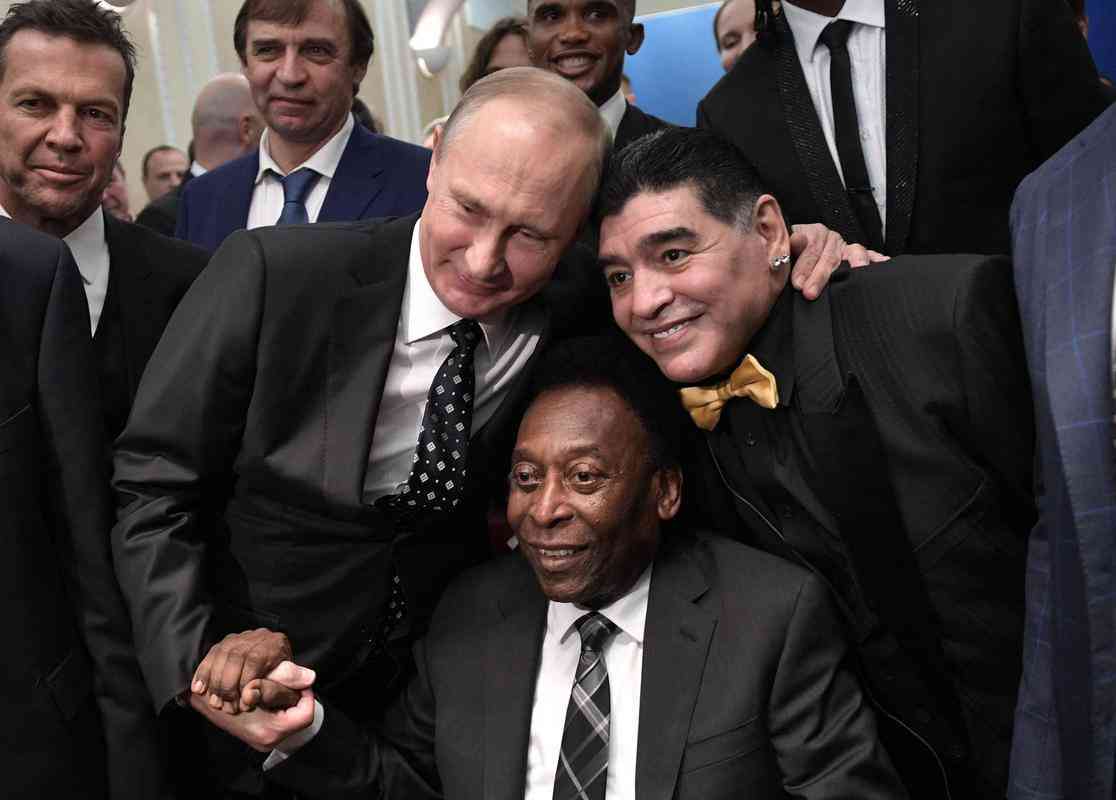 1/12/2017 - Pel com o ex-jogador argentino Diego Armando Maradona e o presidente russo Vladimir Putin, no Kremlin, em Moscou