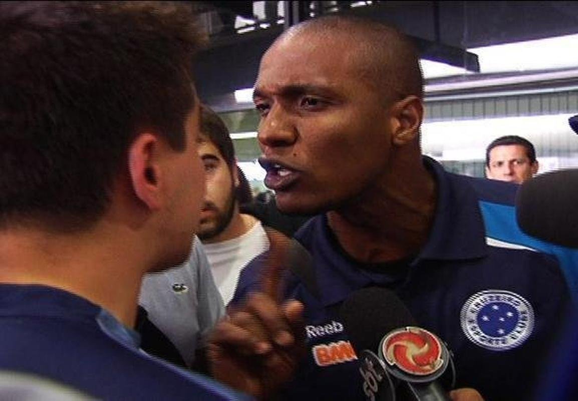Gilberto discutindo com torcedores cruzeirenses no Aeroporto de Confins, na ltima semana