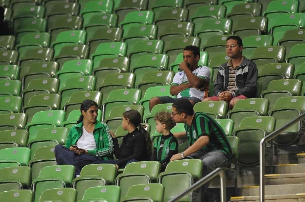 Imagens da torcida alviverde no duelo entre Amrica e Cricima, no Independncia, pela Srie B
